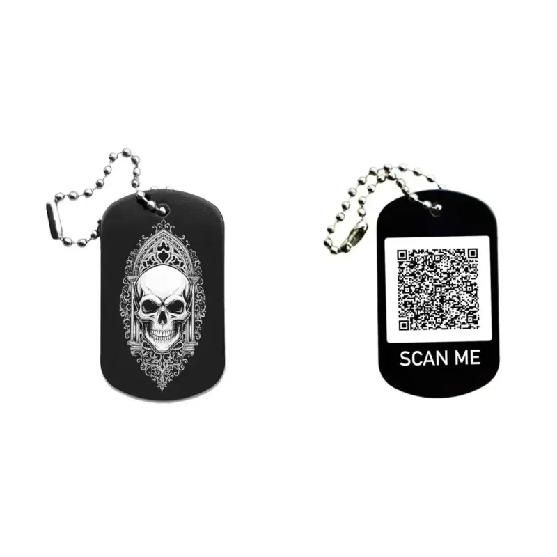 Dogtag mit Totenkopfmotiv, daneben Beispiel eines personalisierten QR-Codes