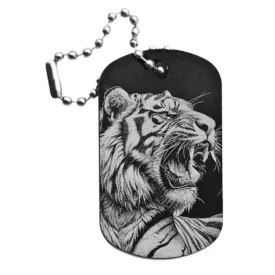 Schwarzer Dogtag Schlüsselanhänger mit detaillierter Lasergravur eines brüllenden Tigerkopfes.