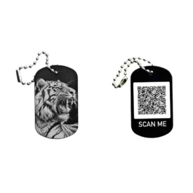 Schwarzer Dogtag Schlüsselanhänger mit Tiger-Motiv, daneben Beispiel eines personalisierten QR-Codes auf der Rückseite.