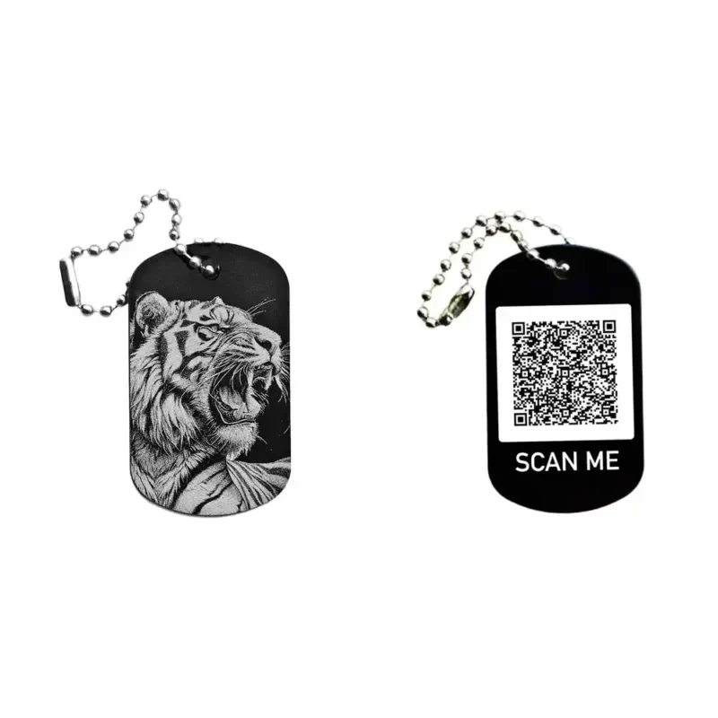 Schwarzer Dogtag Schlüsselanhänger mit Tiger-Motiv, daneben Beispiel eines personalisierten QR-Codes auf der Rückseite.