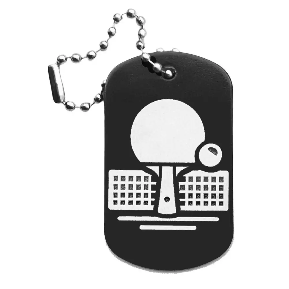 Schwarzer Dogtag Schlüsselanhänger mit detaillierter Lasergravur eines Tischtennisschlägers, Ball und Netz.