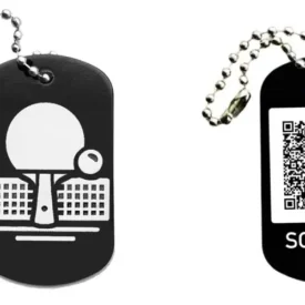 Schwarzer Dogtag Schlüsselanhänger mit Tischtennismotiv, daneben Beispiel eines personalisierten QR-Codes auf der Rückseite.