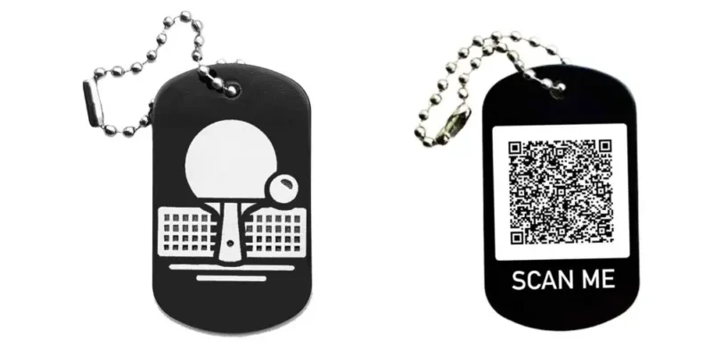 Schwarzer Dogtag Schlüsselanhänger mit Tischtennismotiv, daneben Beispiel eines personalisierten QR-Codes auf der Rückseite.