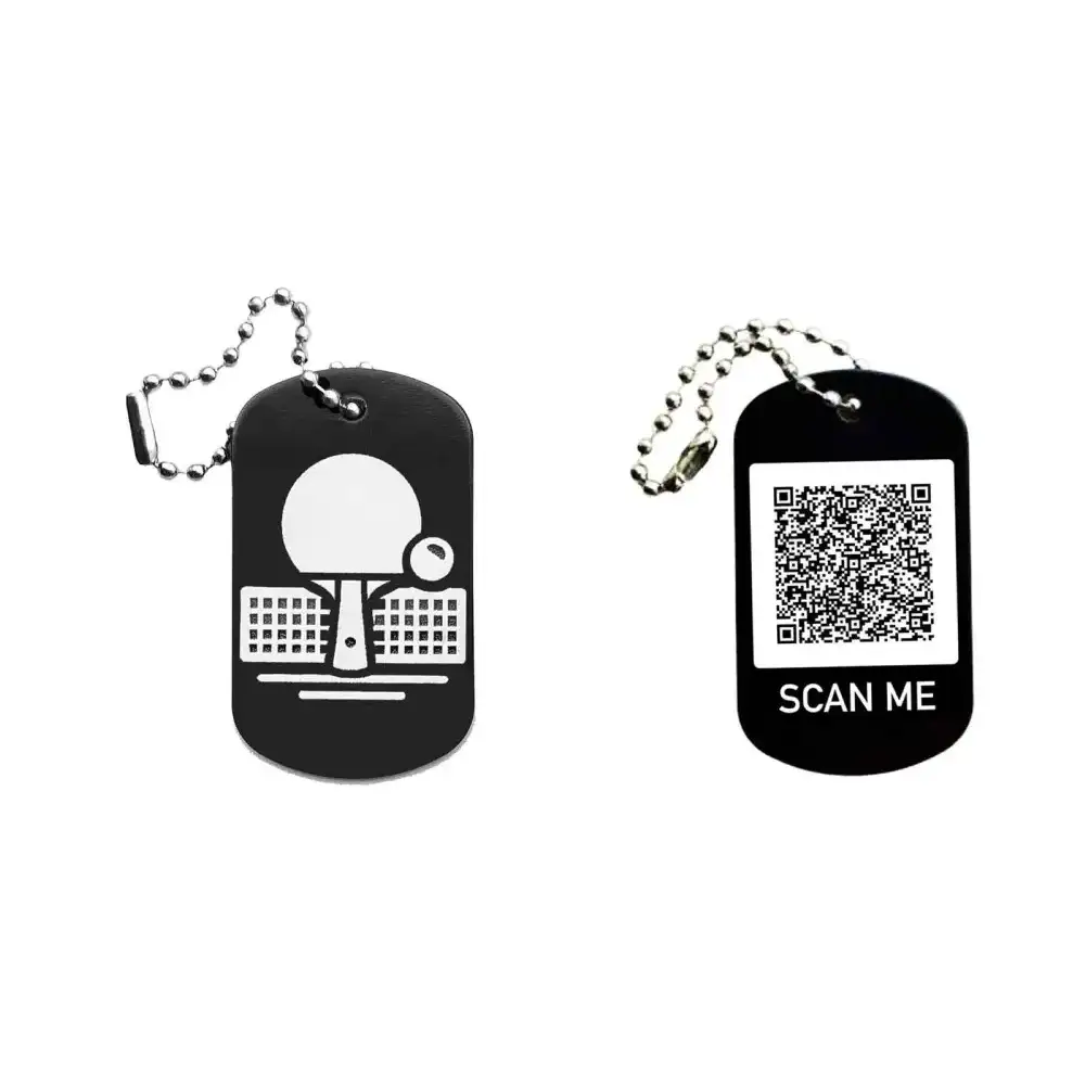 Schwarzer Dogtag Schlüsselanhänger mit Tischtennismotiv, daneben Beispiel eines personalisierten QR-Codes auf der Rückseite.