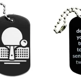 Schwarzer Dogtag Schlüsselanhänger mit Tischtennismotiv, daneben Beispiel eines personalisierten Textes auf der Rückseite.