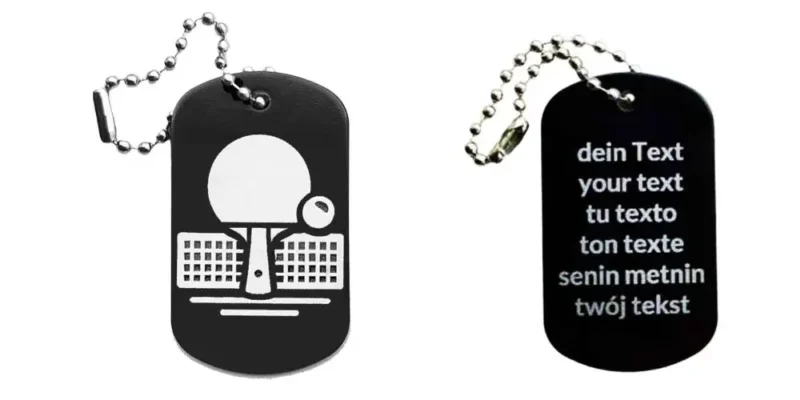 Schwarzer Dogtag Schlüsselanhänger mit Tischtennismotiv, daneben Beispiel eines personalisierten Textes auf der Rückseite.