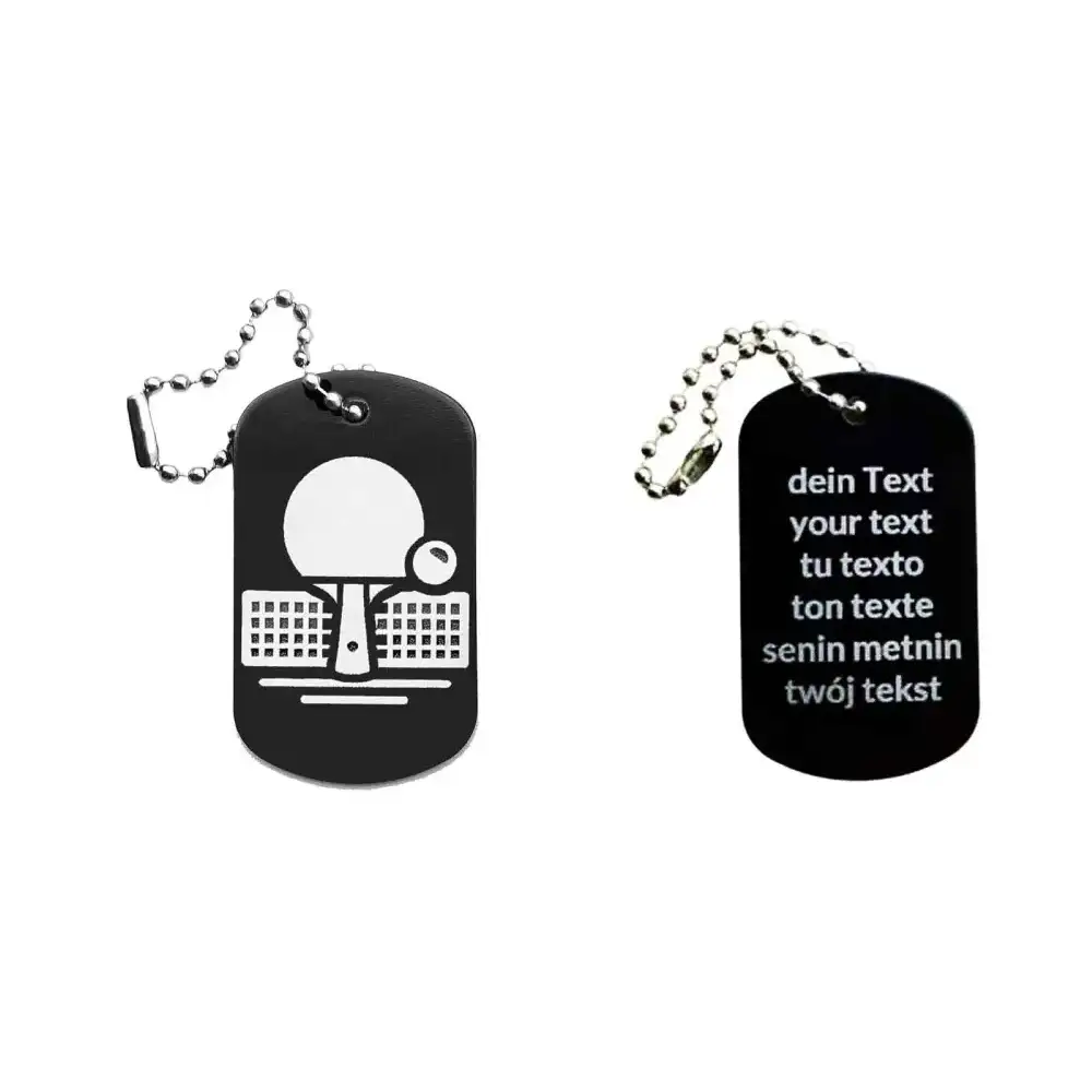 Schwarzer Dogtag Schlüsselanhänger mit Tischtennismotiv, daneben Beispiel eines personalisierten Textes auf der Rückseite.