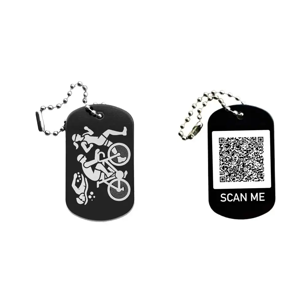 Dogtag mit Triathlonmotiv, daneben Beispiel eines personalisierten QR-Codes