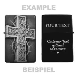 Zeigt die Vorder- und Rückseite des personalisierbaren Feuerzeugs mit Kreuz-Dornen-Motiv und einem Beispiel für eine Wunschgravur.
