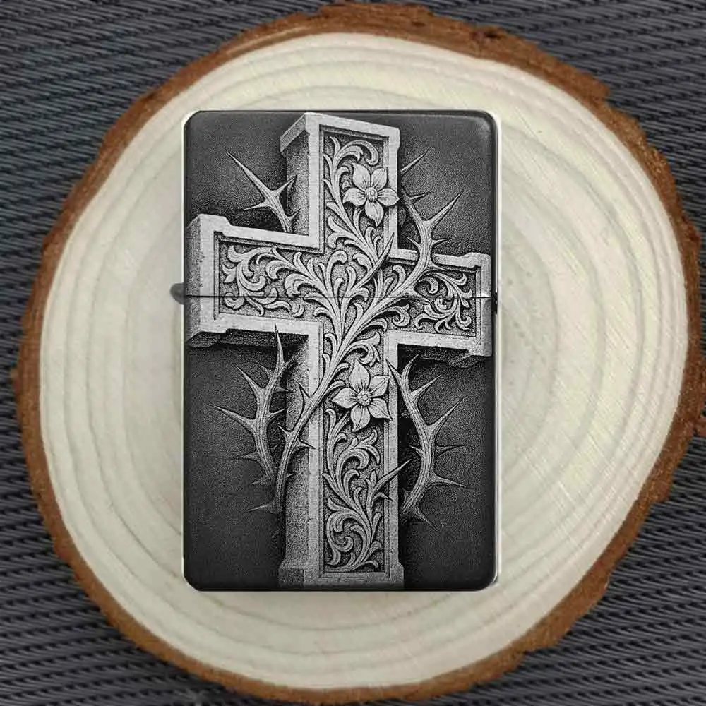 Personalisiertes Feuerzeug mit kunstvollem, steinernem Kreuz und Dornenranken-Motiv, stimmungsvoll auf einer Holzscheibe arrangiert.