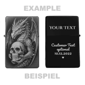 Zeigt die Vorder- und Rückseite des personalisierbaren Feuerzeugs mit einem Drachen, der einen Totenkopf hält, und einem Beispiel für eine Wunschgravur.