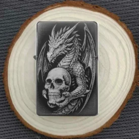 Personalisiertes Feuerzeug mit düsterem Drachen-Totenkopf-Motiv, stimmungsvoll auf einer Holzscheibe arrangiert.