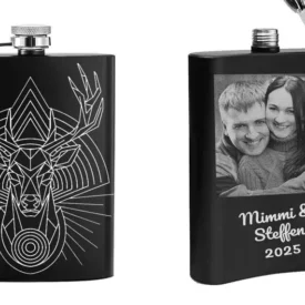 Mattschwarzer personalisierter Flachmann mit einer Beispielgravur, die ein Foto eines Paares und deren Namen zeigt.