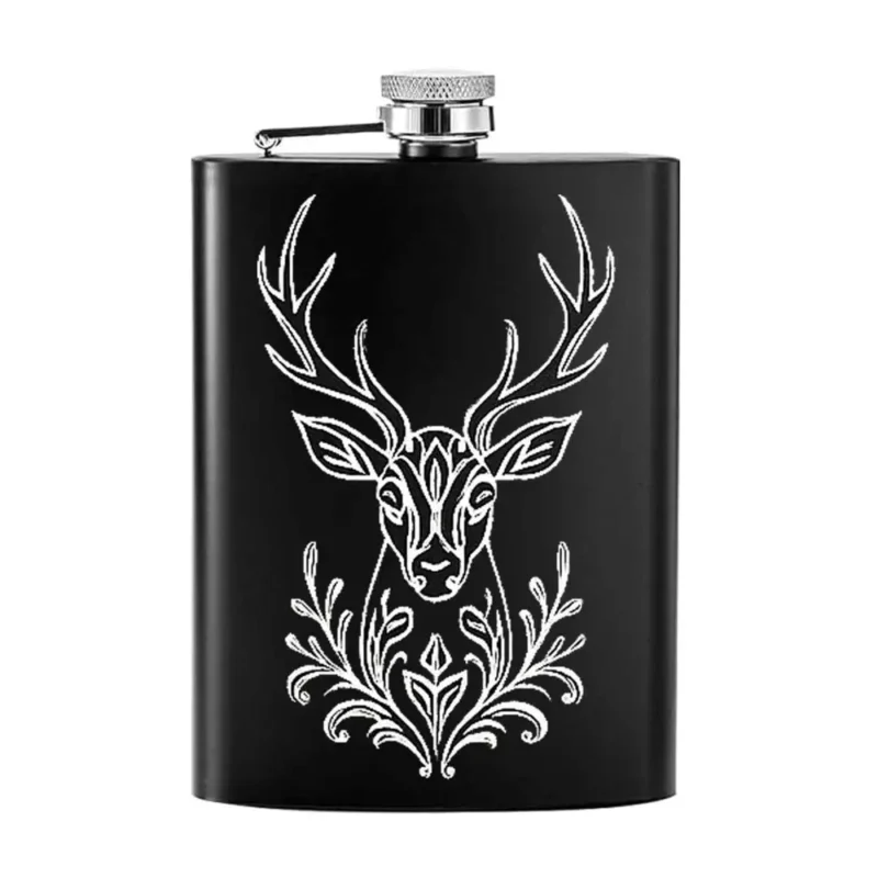 Mattschwarzer personalisierter Flachmann mit detaillierter Gravur eines stilisierten Hirschkopfes mit Geweih und floralen Ornamenten.