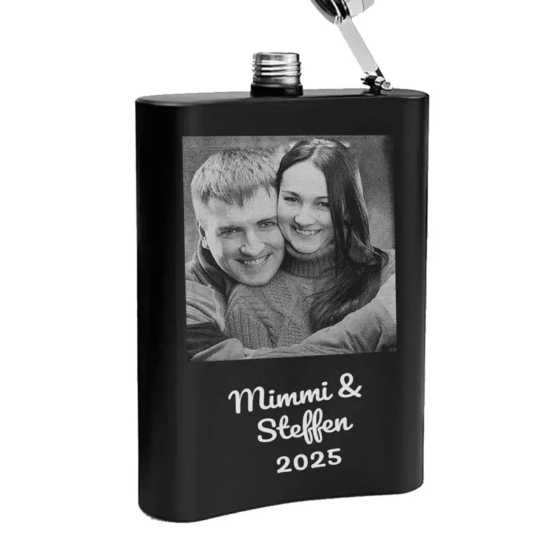 schwarzer Edelstahl Flachmann mit Wild Motiv personalisierbar mit Foto und Text auf der Rückseite