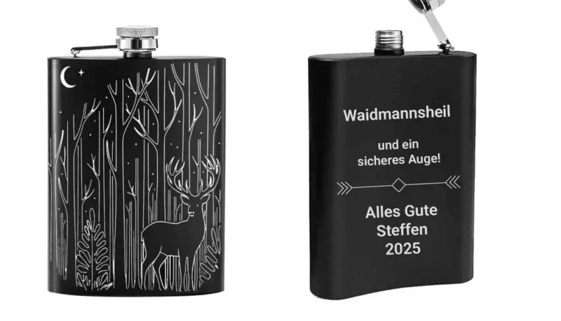 Mattschwarzer personalisierter Flachmann mit einer Beispielgravur eines Jagdspruches ("Waidmannsheil und ein sicheres Auge!").