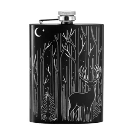 Mattschwarzer personalisierter Flachmann mit detaillierter Gravur eines majestätischen Hirsches im nächtlichen Wald unter Mond und Sternen.
