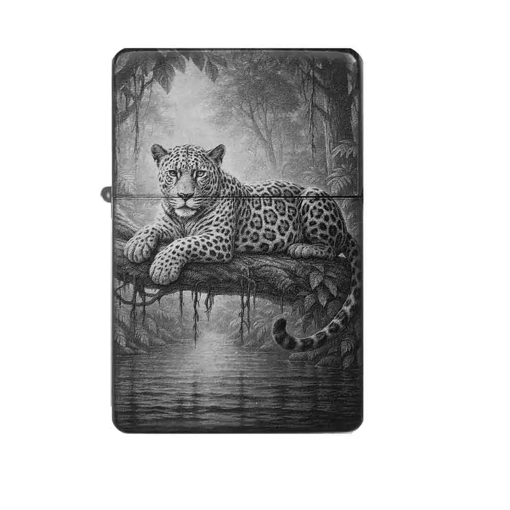 Frontansicht des mattschwarzen Benzinfeuerzeugs mit einer detailreichen Gravur eines Leoparden, der auf einem Ast über einem Fluss im dichten Dschungel ruht.