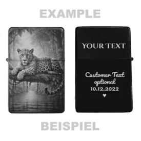 Zeigt die Vorder- und Rückseite des personalisierbaren Feuerzeugs mit Leopard-Motiv und einem Beispiel für eine Wunschgravur.