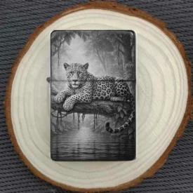 Personalisiertes Feuerzeug mit majestätischem Leopard-Motiv im Regenwald, stimmungsvoll auf einer Holzscheibe arrangiert.