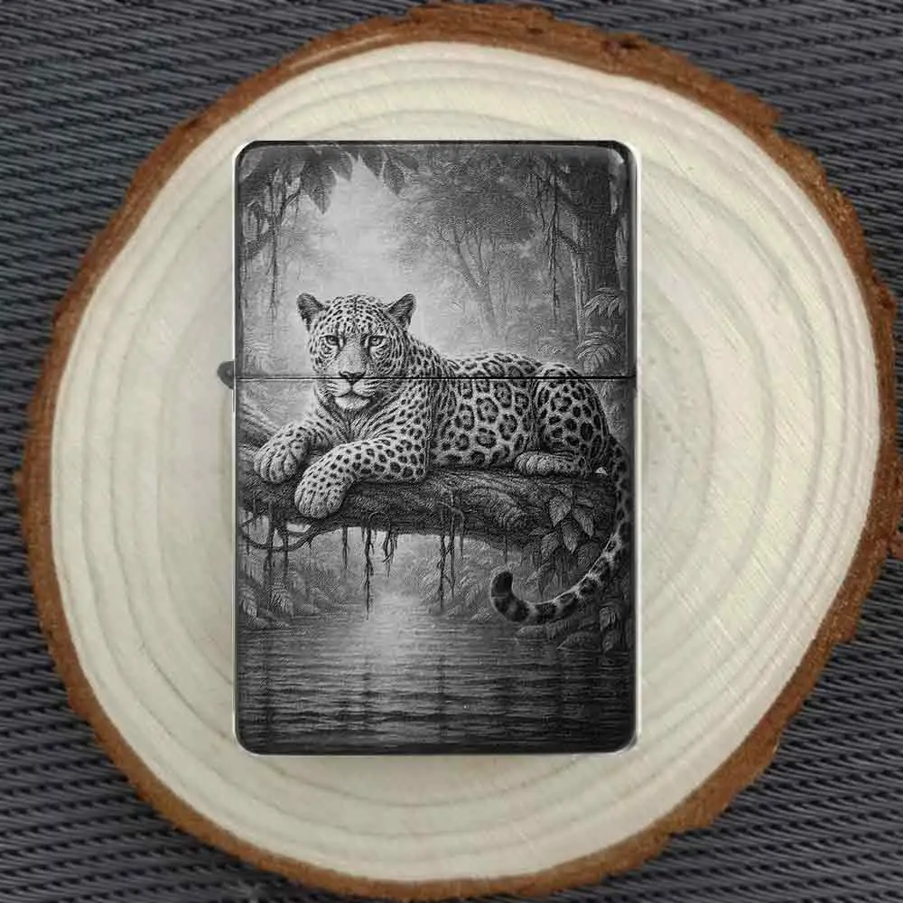 Personalisiertes Feuerzeug mit majestätischem Leopard-Motiv im Regenwald, stimmungsvoll auf einer Holzscheibe arrangiert.
