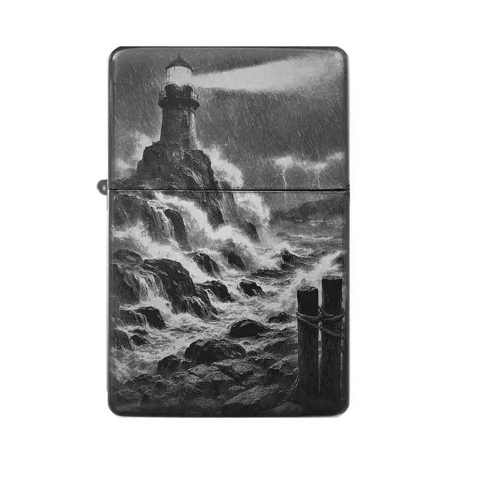 Frontansicht des mattschwarzen Benzinfeuerzeugs mit einer detailreichen Gravur eines Leuchtturms auf Felsen im tosenden Sturm mit Blitzen und peitschenden Wellen.