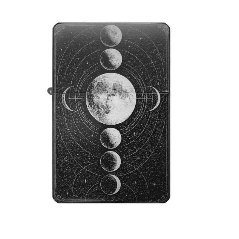 Frontansicht des mattschwarzen Benzinfeuerzeugs mit einer detailreichen Gravur der verschiedenen Mondphasen, eingebettet in ein kosmisches Muster.