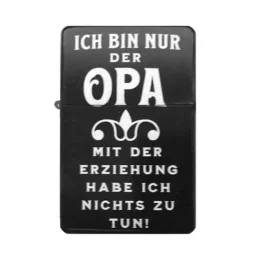 Frontansicht des mattschwarzen Benzinfeuerzeugs mit einer Gravur des humorvollen Spruchs "ICH BIN NUR DER OPA MIT DER ERZIEHUNG HABE ICH NICHTS ZU TUN!".
