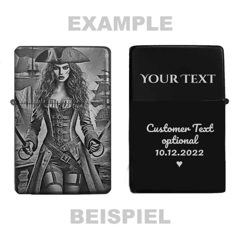 Zeigt die Vorder- und Rückseite des personalisierbaren Feuerzeugs mit Piratenbraut-Motiv und einem Beispiel für eine Wunschgravur.