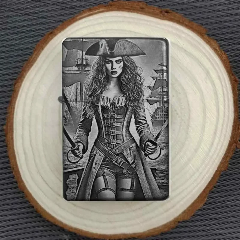 Personalisiertes Feuerzeug mit cooler Piratenbraut auf hoher See, stimmungsvoll auf einer Holzscheibe arrangiert.