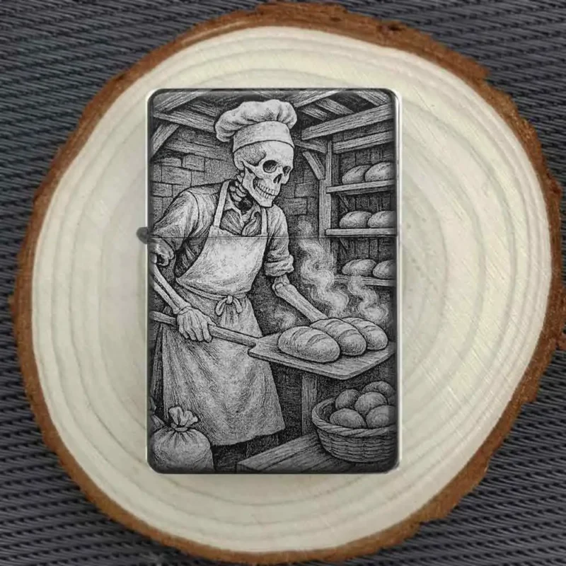 Personalisiertes Feuerzeug mit humorvollem Bäcker-Skelett-Motiv, stimmungsvoll auf einer Holzscheibe arrangiert.