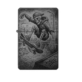 Frontansicht des mattschwarzen Benzinfeuerzeugs mit einer detailreichen Gravur eines Skeletts, das einen Skateboard-Stunt macht.