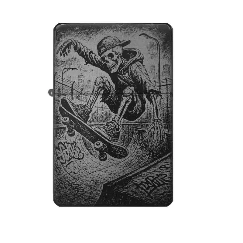 Frontansicht des mattschwarzen Benzinfeuerzeugs mit einer detailreichen Gravur eines Skeletts, das einen Skateboard-Stunt macht.