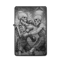 Frontansicht des mattschwarzen Benzinfeuerzeugs mit einer detailreichen Gravur von zwei Skeletten in Boxermontur.
