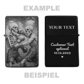 Zeigt die Vorder- und Rückseite des personalisierbaren Feuerzeugs mit einem Boxkampf zwischen zwei Skeletten und einem Beispiel für eine Wunschgravur.