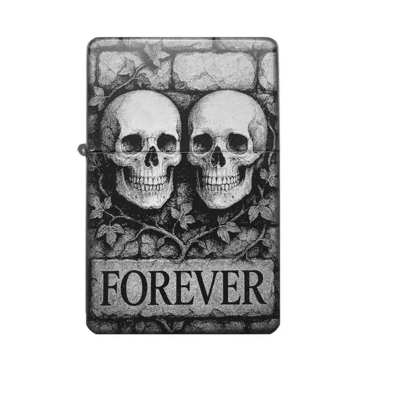 Frontansicht des mattschwarzen Benzinfeuerzeugs mit einer detailreichen Gravur von zwei Totenköpfen an einer Steinmauer, umrankt von Efeu, mit "FOREVER"-Schriftzug.