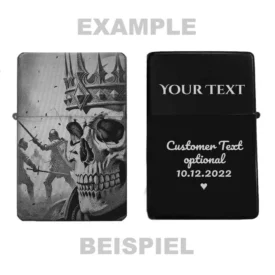 Zeigt die Vorder- und Rückseite des personalisierbaren Feuerzeugs mit Totenkopf-König-Motiv und einem Beispiel für eine Wunschgravur.