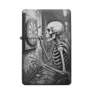 Frontansicht des mattschwarzen Benzinfeuerzeugs mit einer detailreichen Gravur eines Skeletts, das einen Dartpfeil auf eine Dartscheibe wirft.