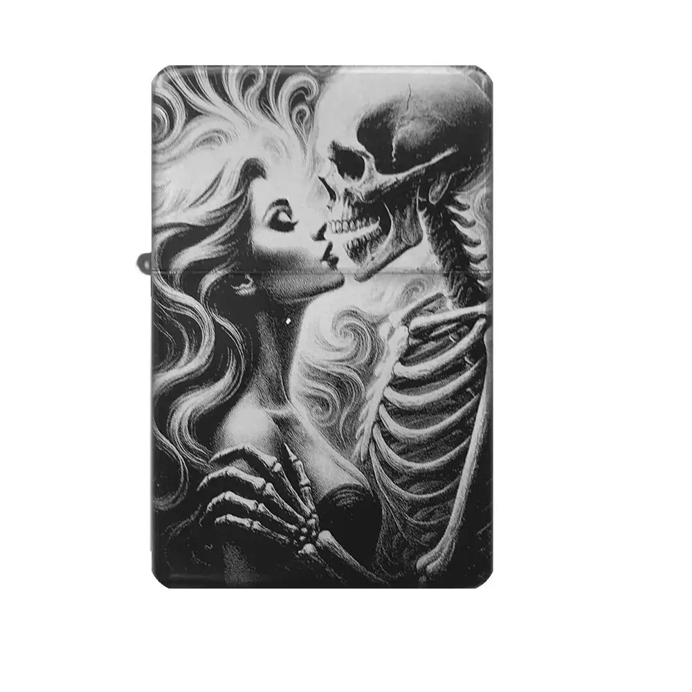 Frontansicht des mattschwarzen Benzinfeuerzeugs mit einer detailreichen Gravur einer schönen Frau, die ein Skelett küsst, umgeben von wirbelndem Haar und Rauch.