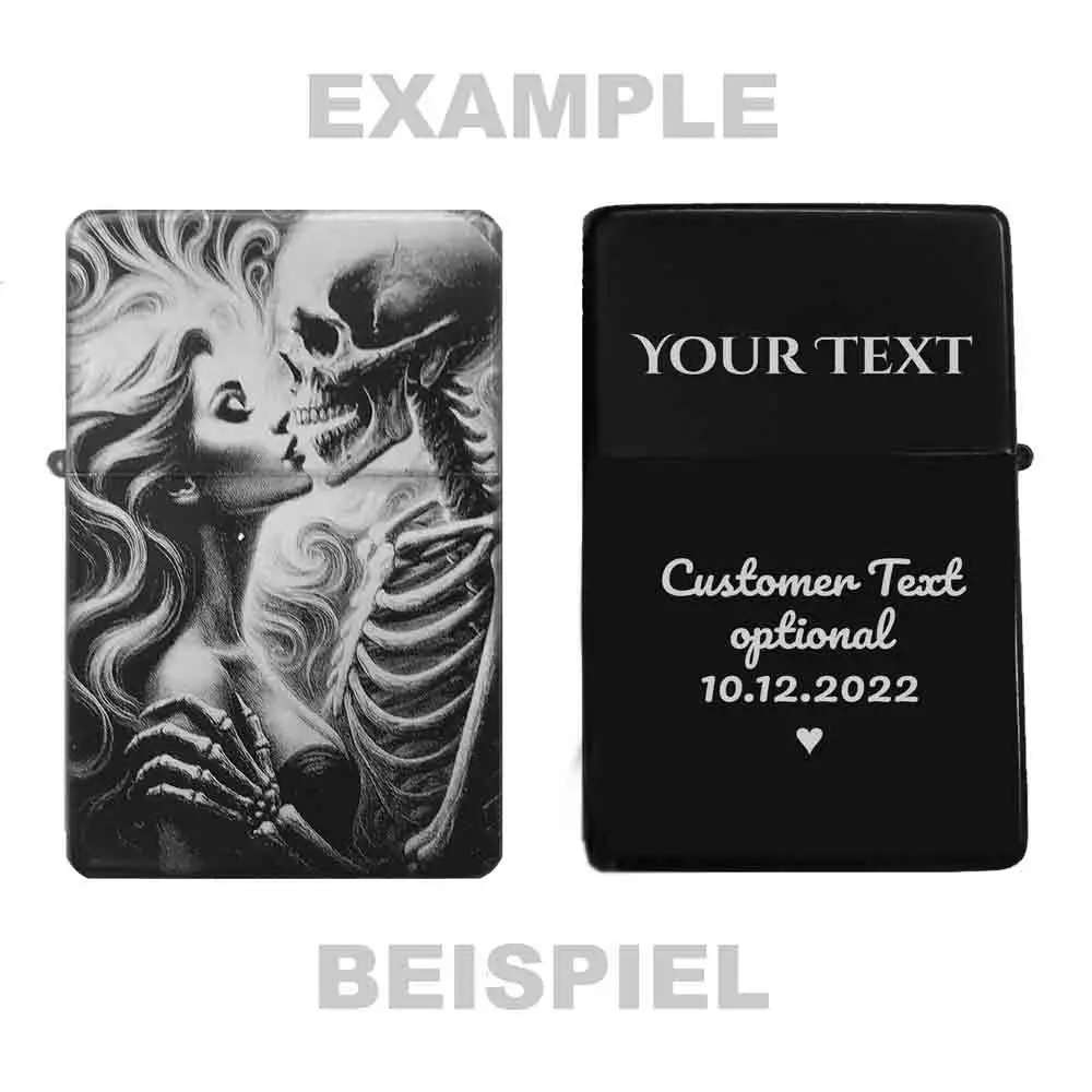Zeigt die Vorder- und Rückseite des personalisierbaren Feuerzeugs mit Kuss-Motiv zwischen Skelett und Frau und einem Beispiel für eine Wunschgravur.