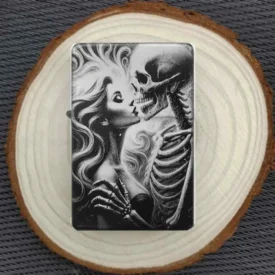 Personalisiertes Feuerzeug mit romantisch-düsterem Kuss-Motiv, stimmungsvoll auf einer Holzscheibe arrangiert.