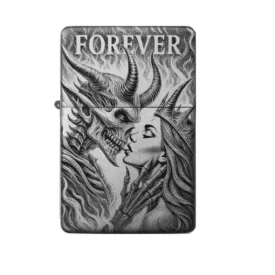 Frontansicht des mattschwarzen Benzinfeuerzeugs mit einer detailreichen Gravur eines Dämonenpaares, das sich küsst, mit "FOREVER"-Schriftzug.