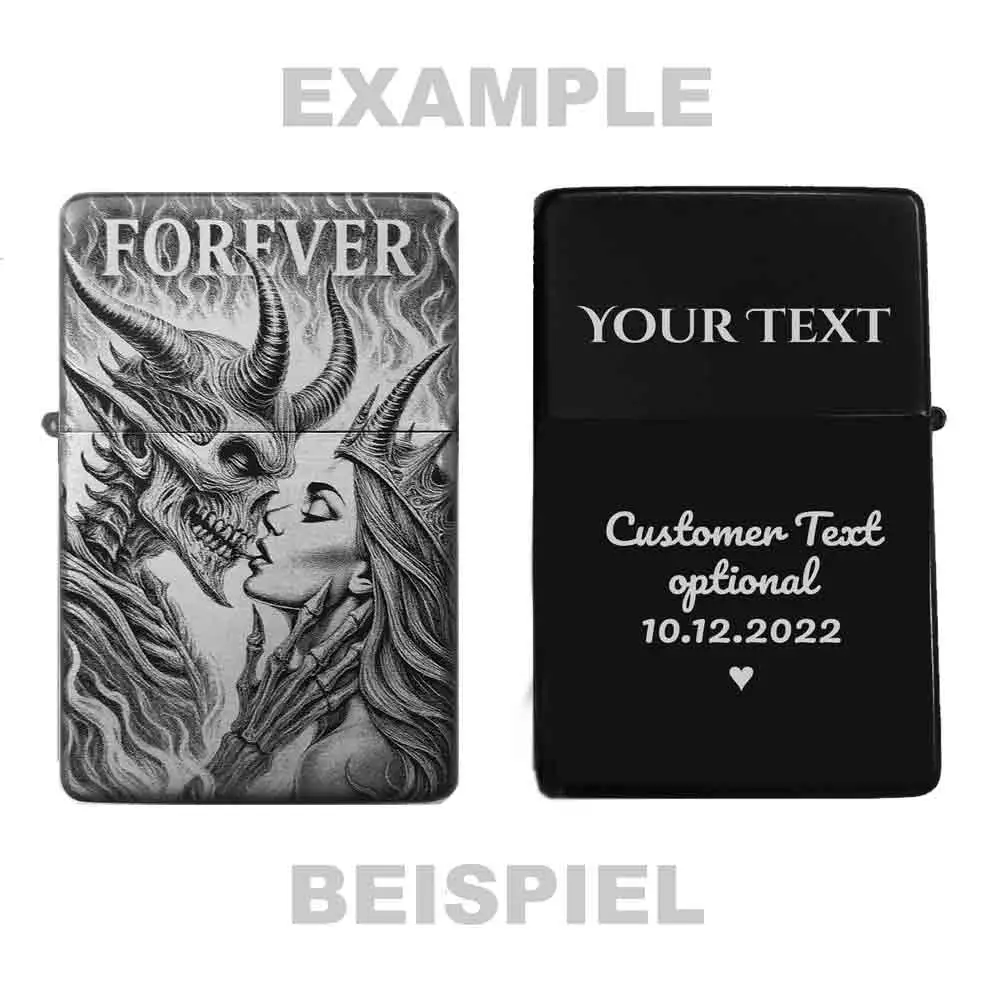 Zeigt die Vorder- und Rückseite des personalisierbaren Feuerzeugs mit Dämonen-Kuss-Motiv und einem Beispiel für eine Wunschgravur.