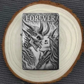 Personalisiertes Feuerzeug mit romantisch-düsterem Dämonen-Paar und