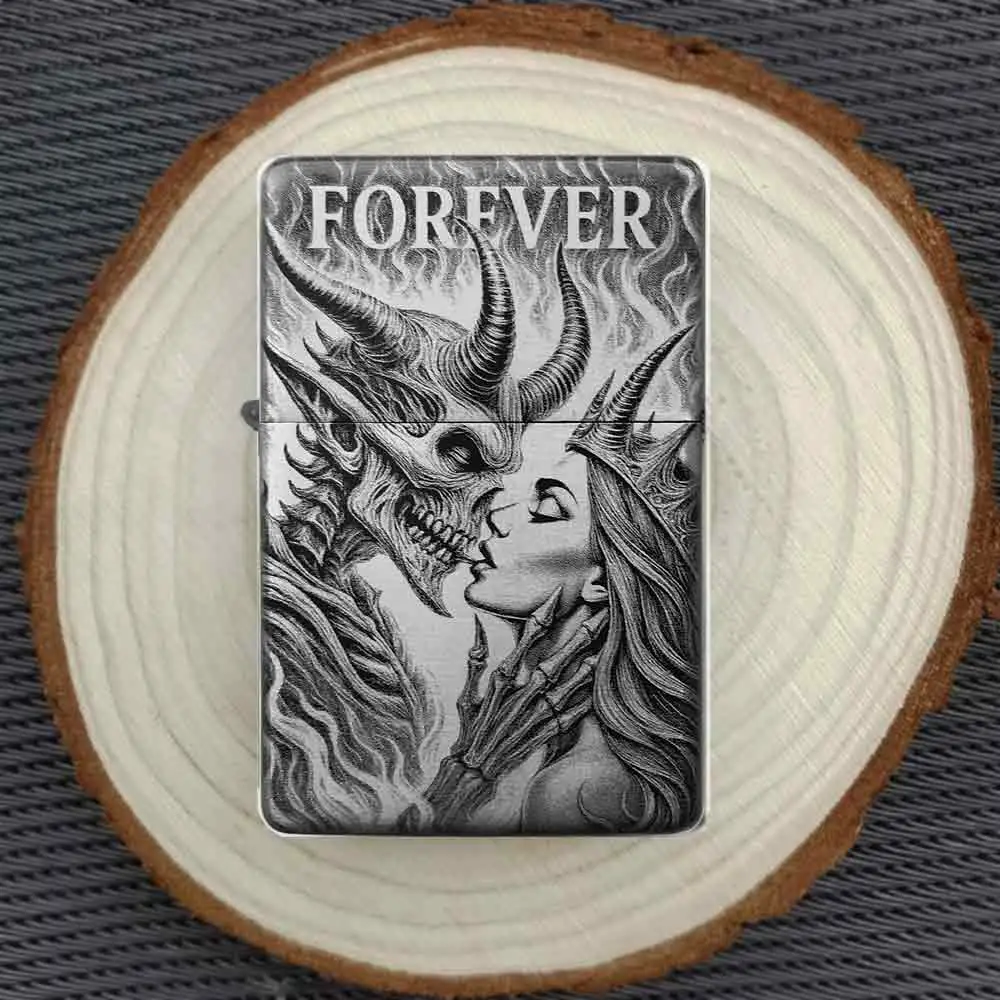 Personalisiertes Feuerzeug mit romantisch-düsterem Dämonen-Paar und "Forever"-Spruch, stimmungsvoll auf einer Holzscheibe arrangiert.