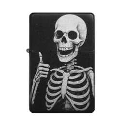 Frontansicht des mattschwarzen Benzinfeuerzeugs mit einer detailreichen Gravur eines Skeletts, das mit grinsendem Gesicht den Daumen nach oben streckt.