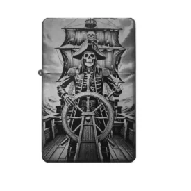 Frontansicht des mattschwarzen Benzinfeuerzeugs mit einer detailreichen Gravur eines Skelett-Piratenkapitäns, der am Steuerrad seines Schiffes steht.