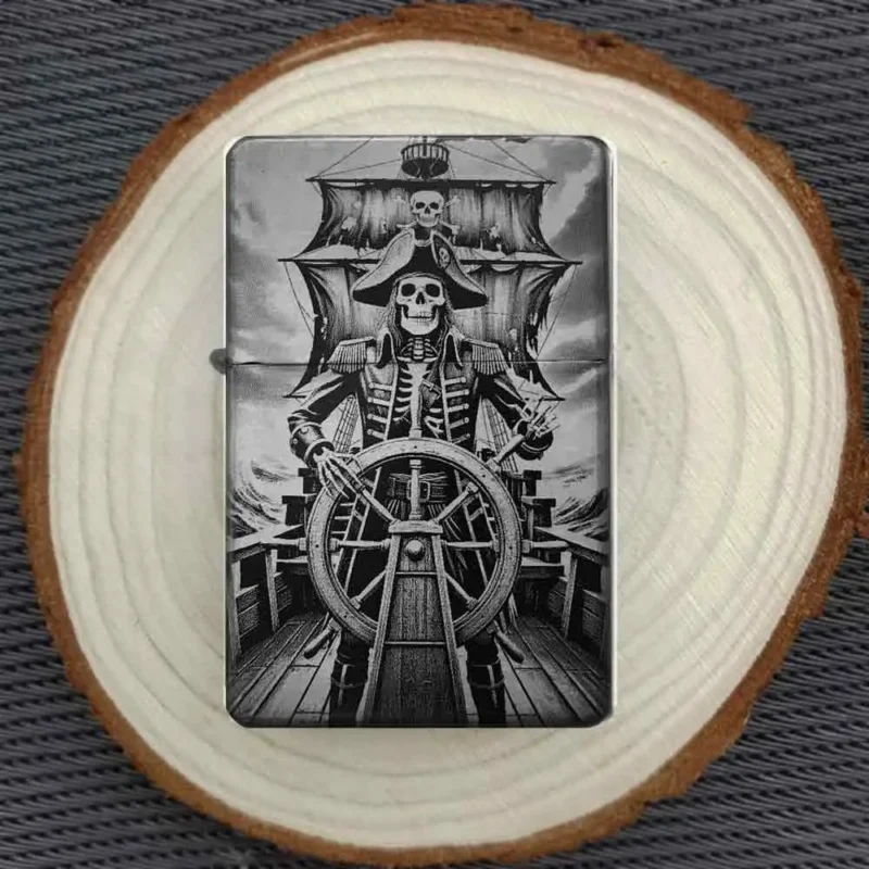 Personalisiertes Feuerzeug mit Piratenskelett am Steuerrad-Motiv, stimmungsvoll auf einer Holzscheibe arrangiert.