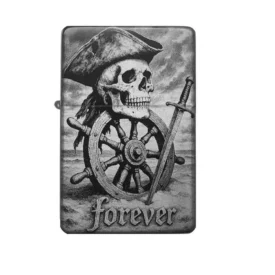 Frontansicht des mattschwarzen Benzinfeuerzeugs mit einer detailreichen Gravur eines Skelett-Piratenkopfes mit Hut, der am Steuerrad sitzt, mit "forever"-Schriftzug.