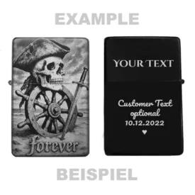 Zeigt die Vorder- und Rückseite des personalisierbaren Feuerzeugs mit Totenkopf-Pirat-Motiv und einem Beispiel für eine Wunschgravur.